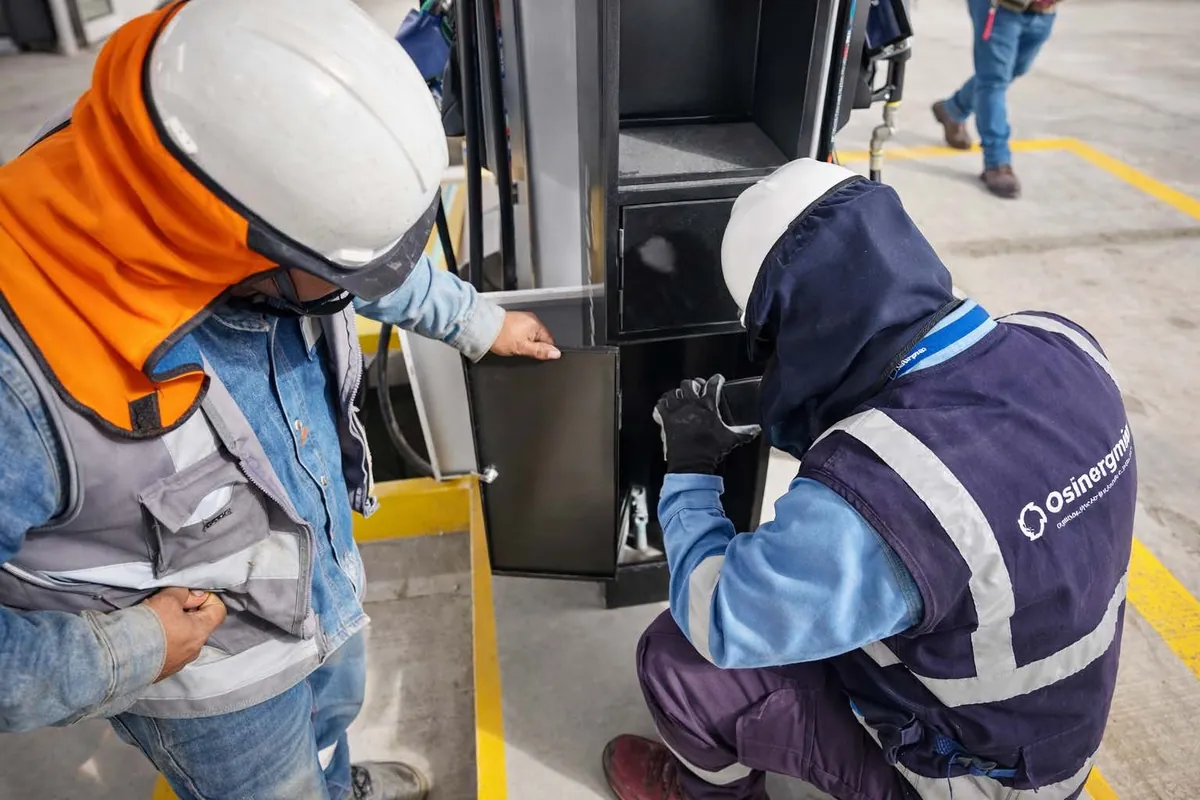Inspector de Osinergmin y especialista revisando un dispensador
