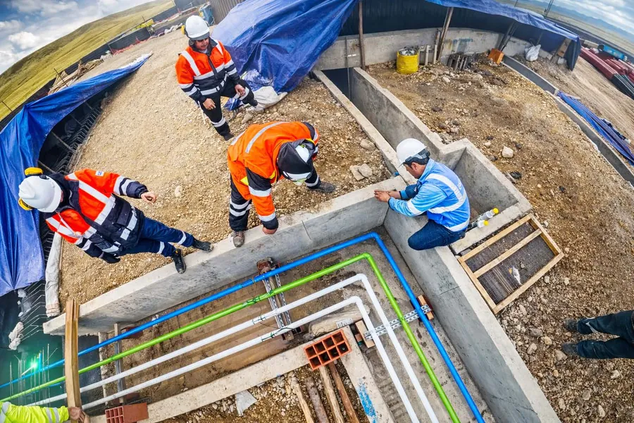 Técnicos revisando tuberías durante las pruebas de la instalación